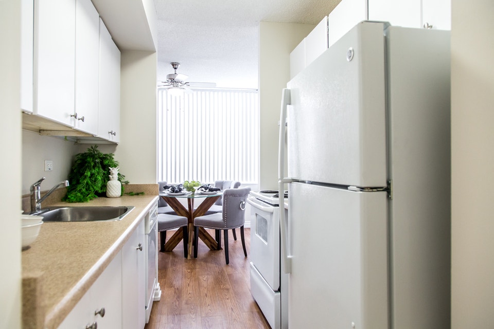 Great bachelor suites downtown-Call Today! 4