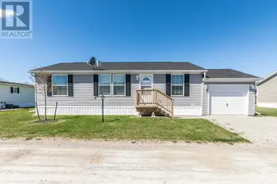 Welcome to easy living by the lake. Nestled between Selkirk Conservation Park and the gentle shores...