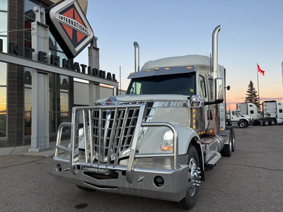 This pre-owned 2020 LoneStar Sleeper Tractor features our Diamond Interior Trim along with a Wheelba...