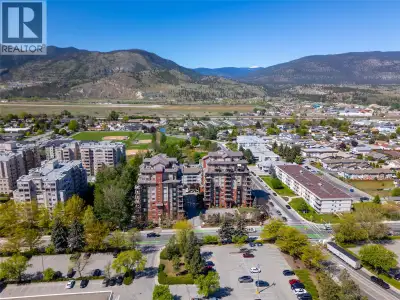 Beautiful views & central location in a quiet steel and concrete building – welcome to Athens Creek...