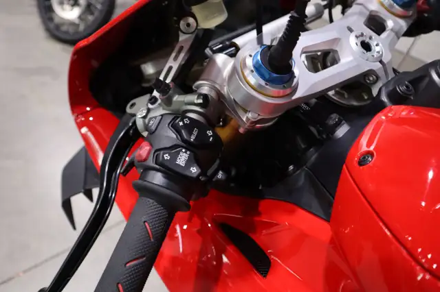 2020 Ducati Panigale V4 S Ducati Red in Sport Bikes in Edmonton - Image 9