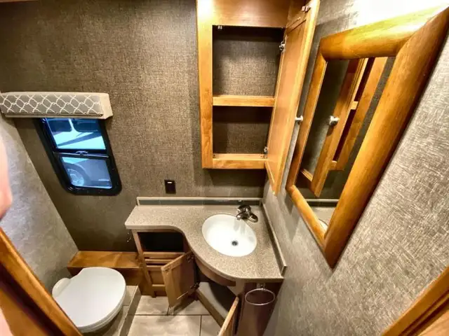 2017 Tiffin Motorhomes Allegro 36 LA in RVs & Motorhomes in Abbotsford - Image 18