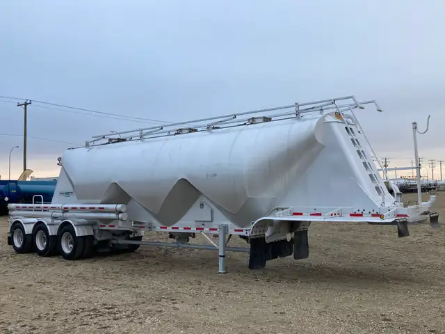 2011 MAC 1480 Cubic Ft Dry Bulk / Pneumatic Tank Trailer in Heavy Equipment in Delta/Surrey/Langley - Image 7