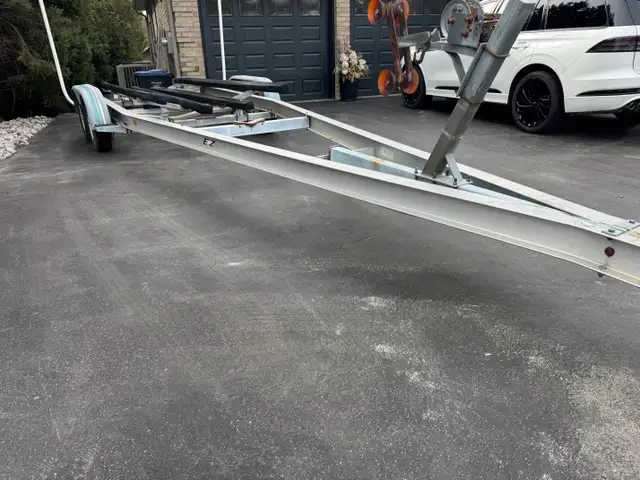2010 Tandem axle boat trailer had 26' boat 8000lb aluminum boat  in Powerboats & Motorboats in Mississauga / Peel Region - Image 2