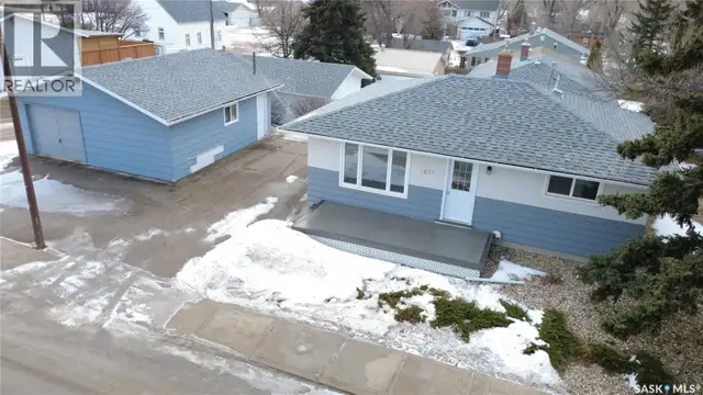 1420 Chaplin STREET E Swift Current, Saskatchewan in Houses for Sale in Swift Current - Image 2