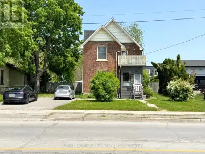 Attention all investor or first time buyer. Opportunity knock. For investor it really good income ge...