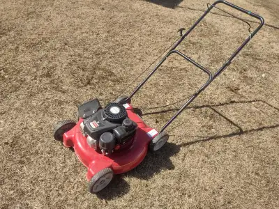 Tondeuse a gazon YARD MACHINES  largeur de coupe 20'' comme neuv, View more