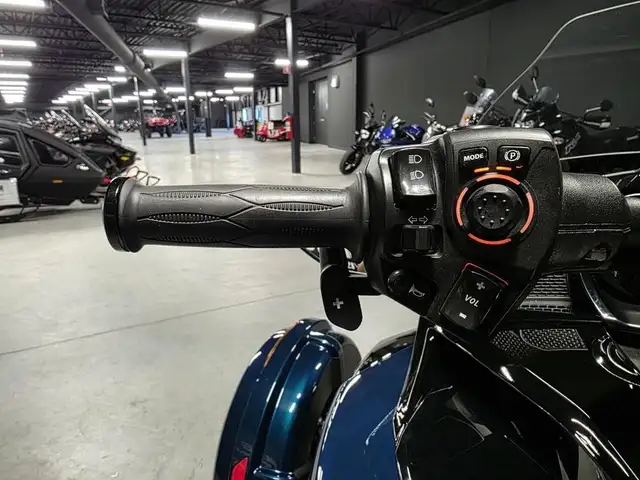 2023 Can-Am SPYDER F3-T in Street, Cruisers & Choppers in Lévis - Image 13