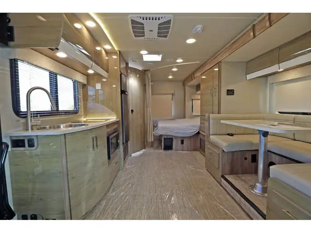 2020 Entegra Coach Qwest 24L 1 extension mercedes turbo diesel S in RVs & Motorhomes in Laval / North Shore - Image 5