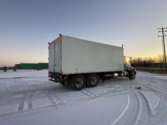 2005 PETERBILT 335 in Heavy Trucks in Saskatoon - Image 6