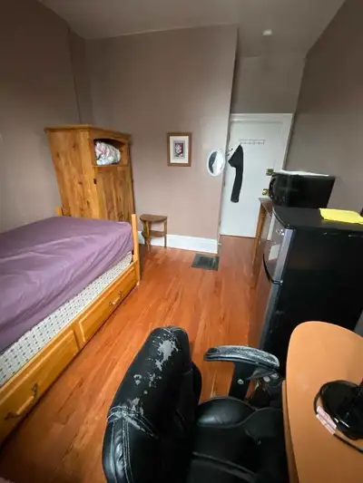 A great place to hang your hat, a great place to call HOME! Affordable living in Downtown Cobourg. W...