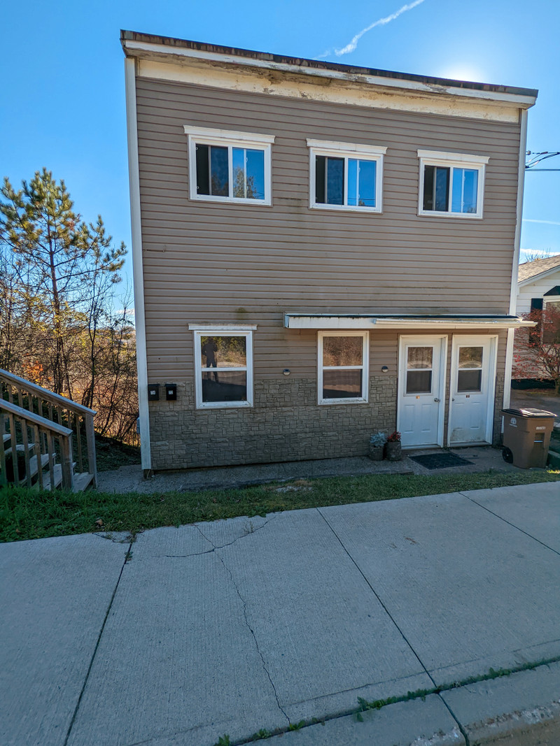 72 Belleview 3BR North, Top Floor, Parking, Private Entrance Long