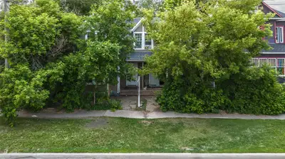 4A//Winnipeg/SS now, offers as received** Rare Duplex Opportunity Updated & Fully Separately Metered...