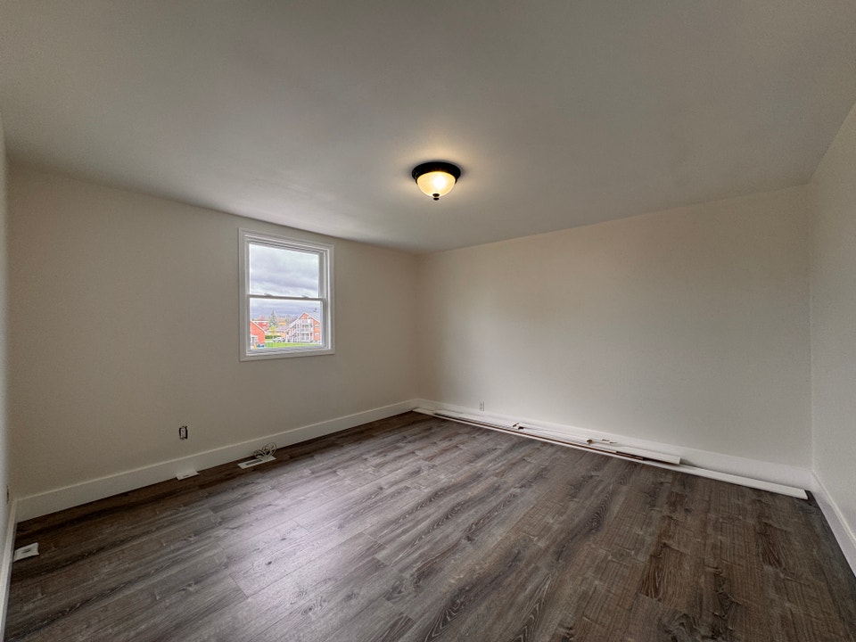 Renovated & Bright 1 Bedroom Apartment In Stanley Park! (Unit 2) 3