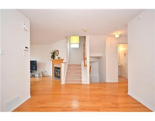 Barrhaven end unit 3 bedroom 2.5 bath townhouse for rent in Long Term Rentals in Ottawa - Image 3