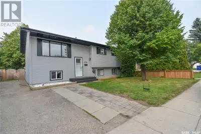 Welcome to 626 Kingsmere Boulevard, located in Lakeview! A great location, walking distance to eleme...
