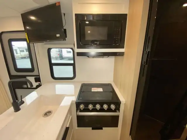 2026 Winnebago Thrive 22MBH in Travel Trailers & Campers in Bedford - Image 16