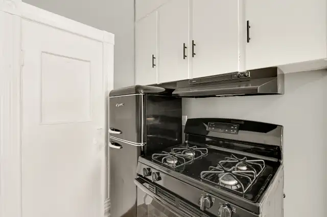 1 Bed / 1 Bath Main Floor Apartment for Rent in London, ON: $1,1 in Long Term Rentals in London - Image 7