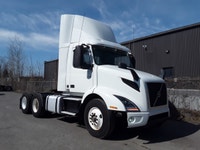 2018 Volvo VNR64 2018 VOLVO VNR64T 300 Tandem Axle Tractor - Automatic transmission-52000 GVW. Cette... (image 4)