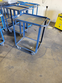 Warehouse pick carts/ chariot pour preparer des commandes.