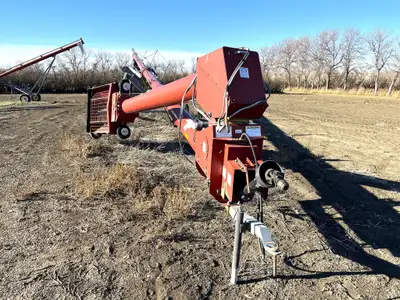 12-2200, Standard Axle, Electric Winch, Manual Swing Auger, 540 PTO, Spout. At Farm - Elrose Area. O...