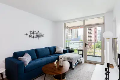 The Lonsdale offers a collection of one, two and three-bedroom pet-friendly* rentals. Each unit is e...