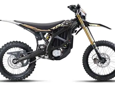 Sur-Ron Ultra Bee 2025 – Disponible en 2 couleurs (Carbone Noir et Brun Désert) Découvrez la toute n...