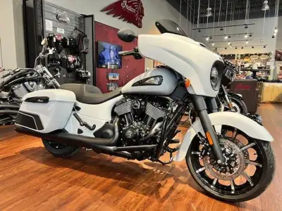 What a hear turner! 2024 Chieftain Dark Horse is the ghost white smoke w/ graphics finish! 2024 Indi...