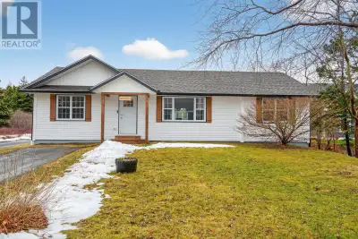 Welcome to 38 Cross Road, Bay Roberts. Conveniently located close to schools, parks and all amenitie...