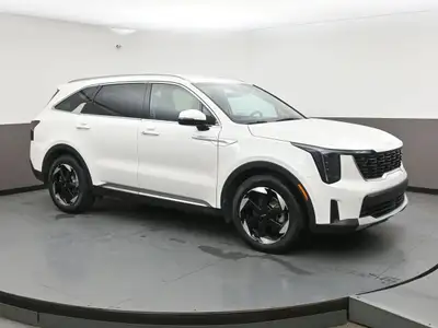 Efficient, stylish, and built for the whole family, this 2025 Kia Sorento EX Hybrid offers spacious...