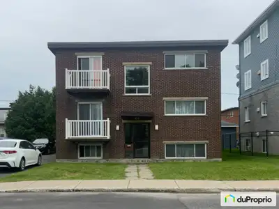Quadruplex tout brique construit en 1973 et la toiture refaite en 2016. Le logement du propriétaire...