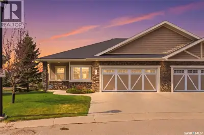 This upscale, executive bungalow townhouse in a prime Stonebridge location shows 10/10! This well-ma...