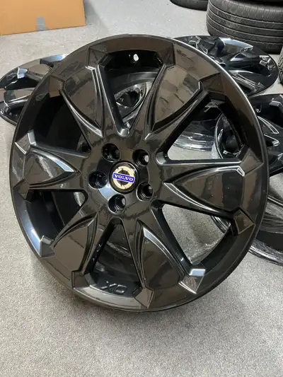 Beautiful set of original Volvo XC70 wheels in gloss black finish. 19x8 Offset: 55 Bolt pattern: 5x1...