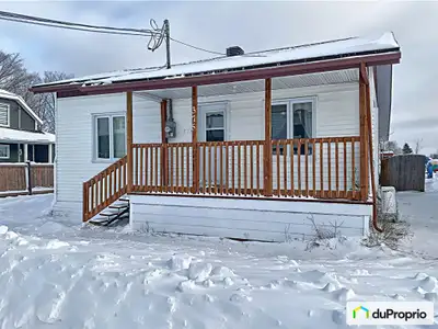 Maison dans un secteur tranquille de St-Cyprien, beaucoup de rénovations ont été effectuées. Terrain...