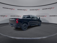 // ACCIDENT FREE!! // Take on the road with confidence in this 2022 Chevrolet Silverado 1500 LT Trai... (image 7)