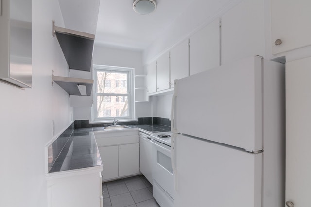 10 Rosemount Avenue — photo 1