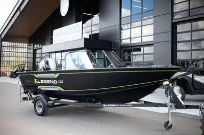 Last year's demo boat. Includes Yamaha Vmax 90hp Engine & Trailer plus Minn Kota Powerdrive Trolling...