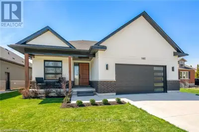 Custom Built oversized bungalow in Fonthill. Built in 2021, this home is finished in nothing but the...