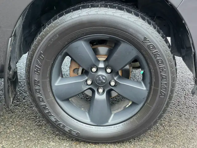 Ram 1500 Classic Express Hemi 4x4 2020 in Cars & Trucks in Laval / North Shore - Image 11