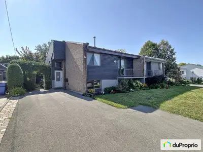 Propriété impeccable et entretenue avec soin, idéale pour une famille. Elle offre trois chambres à c...