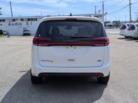 The 2026 Chrysler Pacifica Select offers a stylish, versatile, and family-friendly driving experienc... (image 4)