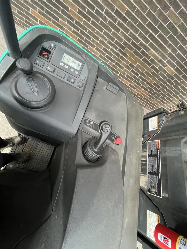 Mitsubishi DOUBLE DEEP REACH  3500lbs cap side-shift charger Inc in Heavy Equipment in Mississauga / Peel Region - Image 5