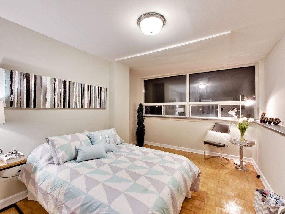 Apartments for rent near Chaplin Crescent & Roselawn Ave. 3