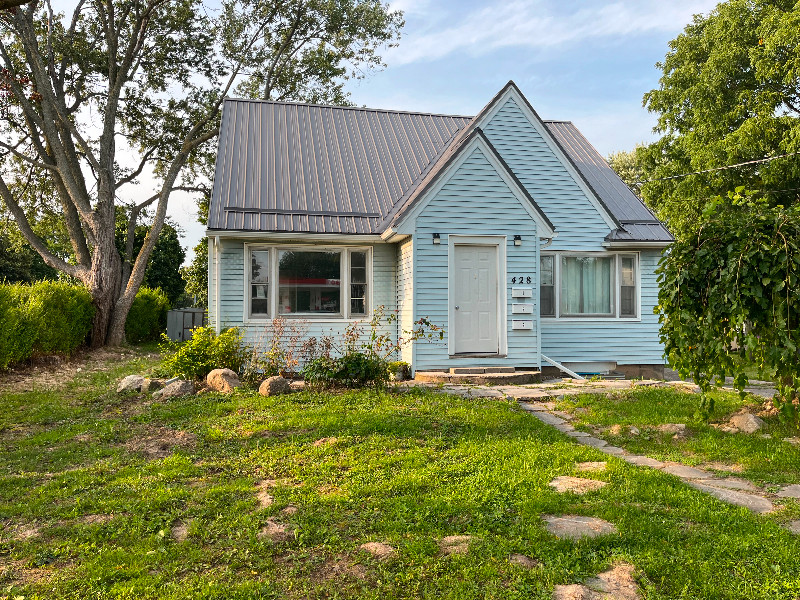 Inviting 2Bedroom Upper Level Unit in Thriving Welland! Long Term