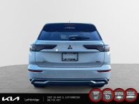 2025 Mitsubishi Outlander LE Experience the Mitsubishi Outlander LE with only 33 km on the odometer.... (image 2)