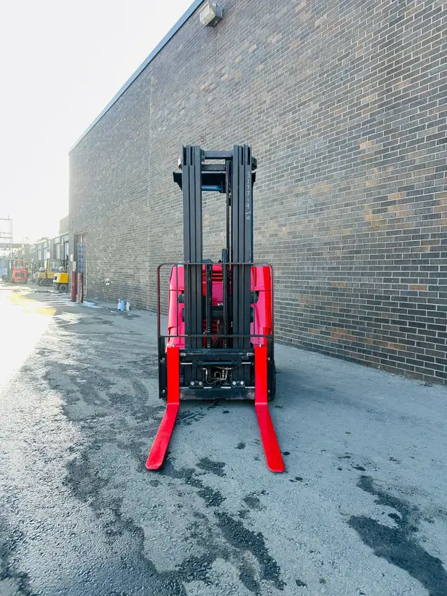 2017 RAYMOND DOCK STOCKER STAND UP FORKLIFT 3500LBS CAP 3 STAGE  in Heavy Equipment in Mississauga / Peel Region - Image 4