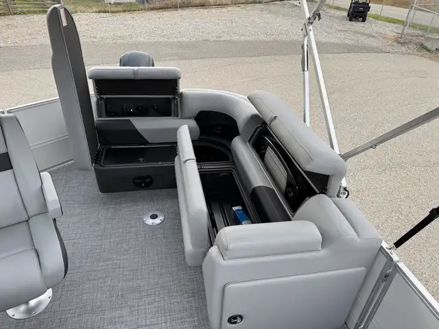 2026 Sun Tracker Party Barge 20 DLX pontoon boat in Powerboats & Motorboats in Prince Albert - Image 29