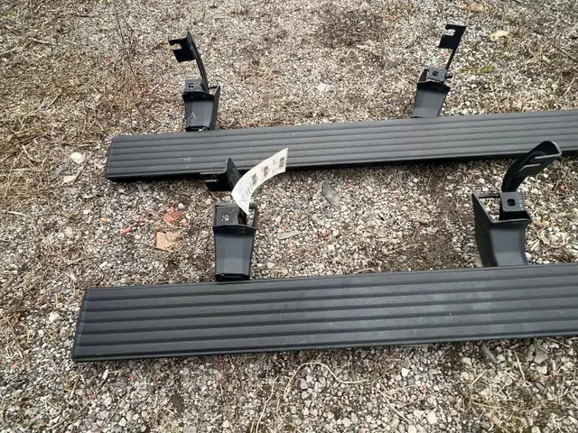 2022 Chevrolet/GM Silverado/Sierra Running Boards in Other Parts & Accessories in St. Catharines - Image 3