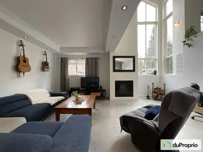 Cette maison dans Forest Hill se distingue par son design à aire ouverte, avec des plafonds de 24 pi...