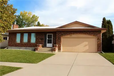 4F//Winnipeg/SS Start now. Open house SAT/SUN 25 & 26 april 2-4 pm. Offer presented on 30 april 2026...